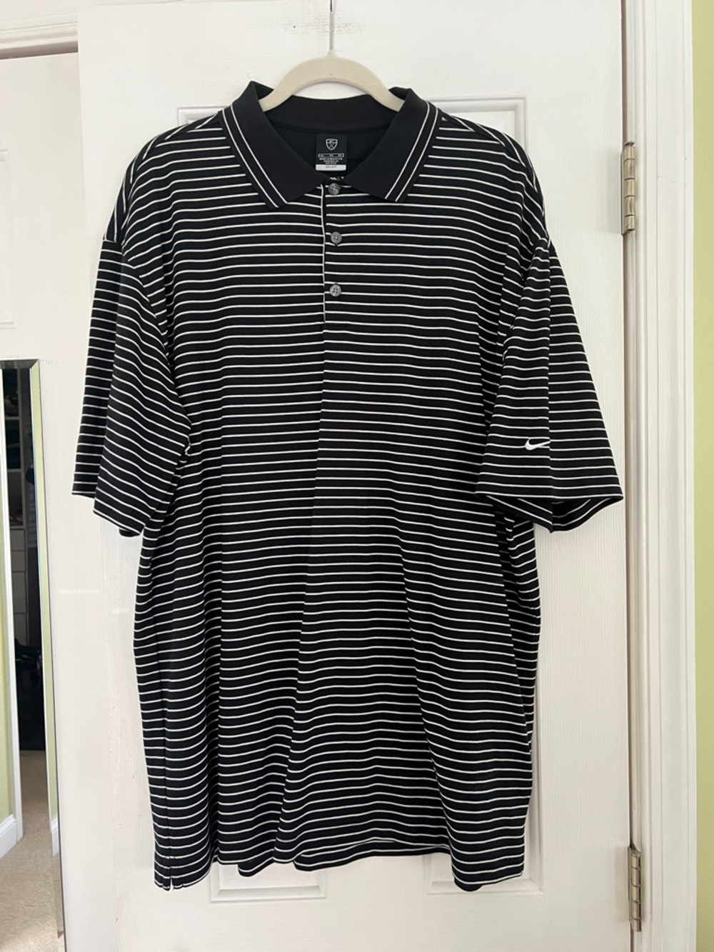 Men’s Nike Golf Black and White Polo.Sz-XL. EUC. Cotton/polyester blend.Dri-Fit